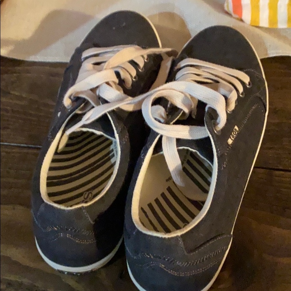Taos star tennis shoes